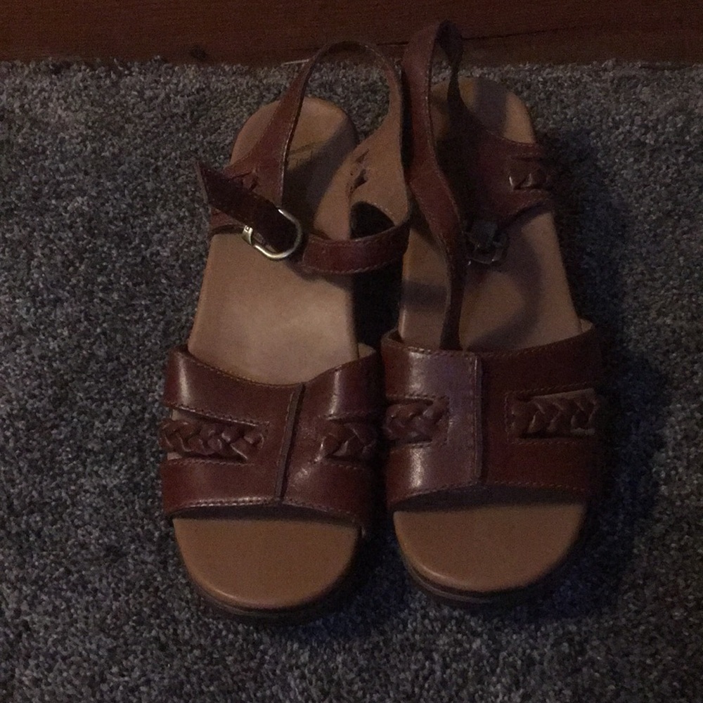 dansko brown sandal 🌼😊❤️